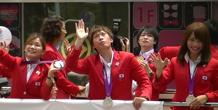 ロンドンオリンピックのメダリストが銀座でパレード 川澄選手、鮫島選手、高瀬選手の後ろに内村君