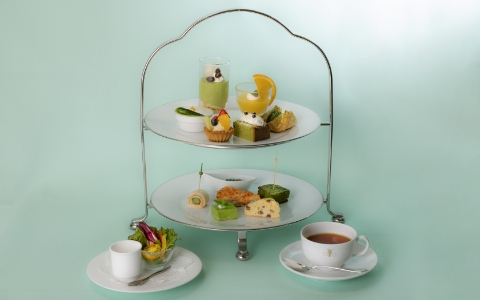 アフタヌーンティーセット Afternoon tea set ￥4,000 (￥3,306) 新緑のさわやかな風を感じる季節にぴったりのスイーツをご用意しました。バリエーション豊かな味わいを是非ご堪能ください。 ＊ご提供時間　14:00-17:30（最終入店 16:00）