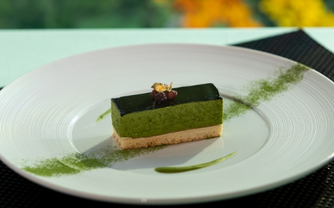 抹茶のレアチーズケーキ Matcha no-bake cheesecake ￥1,415 (￥1,170) 抹茶の苦味を効かせたくちどけのよいレアチーズケーキ。2層のマリアージュをご堪能ください。