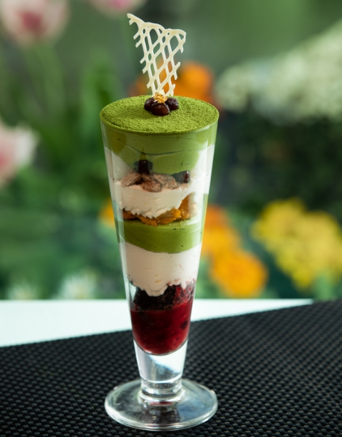 抹茶のパフェ Matcha parfait ￥1,996 (￥1,650) 抹茶を贅沢に使用したご褒美パフェ。抹茶にあわせて、ホワイトチョコクランチやベリーソースなど、最後まで飽きないパフェに仕上げました。