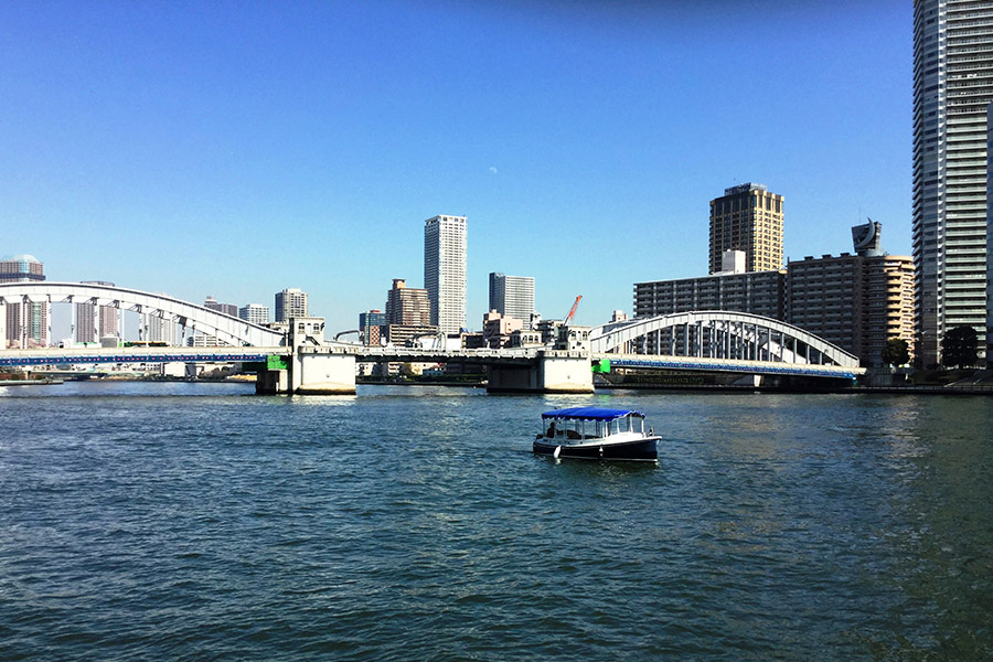 魚河岸コース 日本橋、築地、新豊洲、と魚河岸があった場所をめぐります。魚河岸が海に向かって南下していった経緯をクルーズで体験できます。 ■所要時間： 約1.5時間 ■募集定員： 各回5名※（先着順） ※コロナウイルス感染症予防のため定員は半数にしています。 ■参加費： 大人3,500円 ／ 子供2,500円（4歳以上12歳以下）